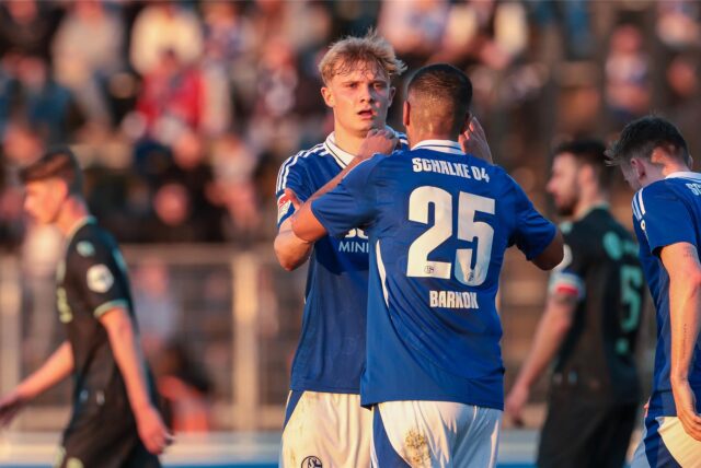 19.03.2025, Fussball, Saison 2024/2025, Internationales Testspiel, FC Schalke 04 – FC Groningen, v. l. Peter Remmert (FC Schalke 04), Aymen Barkok (FC Schalke 04) jubeln.