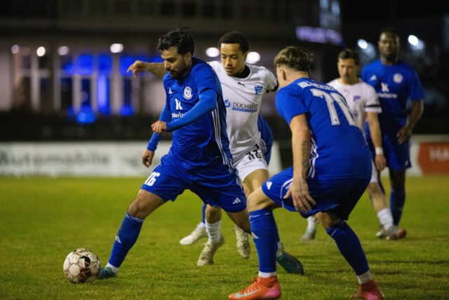 Muhammed Cakir (l.) vom Holzwickeder SC kämpft um den Ball.