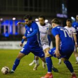 Muhammed Cakir (l.) vom Holzwickeder SC kämpft um den Ball.