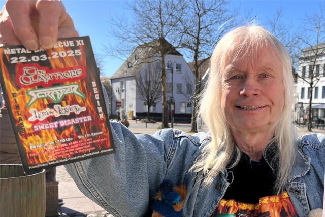 Metal-Fan Reiner Barth hält einen Flyer zum Metal Barbecue am 22. März 2025.
