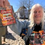 Metal-Fan Reiner Barth hält einen Flyer zum Metal Barbecue am 22. März 2025.