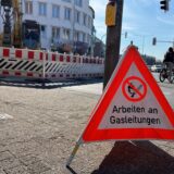 Ein Bagger auf einer Baustelle an der Kreuzung Münsterstraße/Kurt-Schumacher-Straße in Lünen.