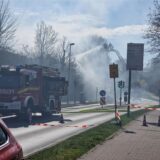Die Feuerwehr ist im Einsatz an der Hochstraße in Unna. Wegen der starken Rauchentwicklung warnt die Feuerwehr auch die Bevölkerung: Bitte Fenster und Türen geschlossen halten.