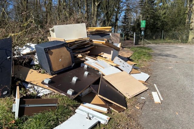 Direkt am Eingang des ehemaligen kommunalen Friedhofs Heil in Bergkamen stapeln sich die Möbelbretter, Kissen und Sitzhocker. Hier wurde illegal Sperrmüll entsorgt.