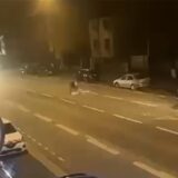 Blick auf eine Straße bei Dunkelheit. Zwei Personen sind auf der Fahrbahn. Sie sind mit einem Mosaikfilter unkenntlich gemacht.