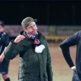 Daniel Frieg klatscht mit einem SSV-Spieler ab.