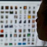 Frau sitzt vor mehreren Bildern auf einem Computerbildschirm