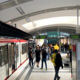 Fußball-Fans steigen an der an der Stadtbahn-Haltestelle Westfalenhallen im Dortmund aus.