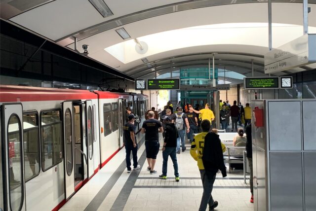 Fußball-Fans steigen an der an der Stadtbahn-Haltestelle Westfalenhallen im Dortmund aus.