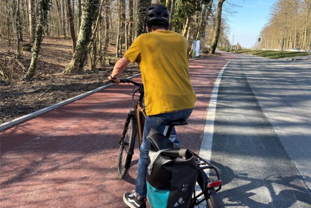 Ein Fahrradfahrer nutzt den ausgebauten Radweg am Freischütz in Schwerte an der B236.