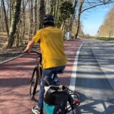 Ein Fahrradfahrer nutzt den ausgebauten Radweg am Freischütz in Schwerte an der B236.