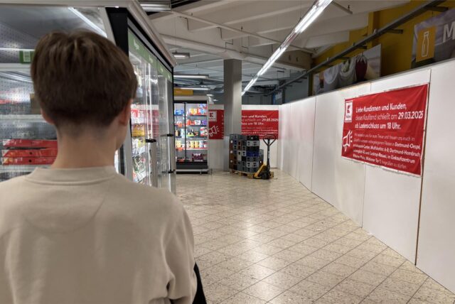 Weiße Wände mit Hinweisplakaten in der Kühlabteilung des Mengeder Kauflands.