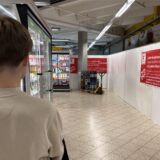 Weiße Wände mit Hinweisplakaten in der Kühlabteilung des Mengeder Kauflands.