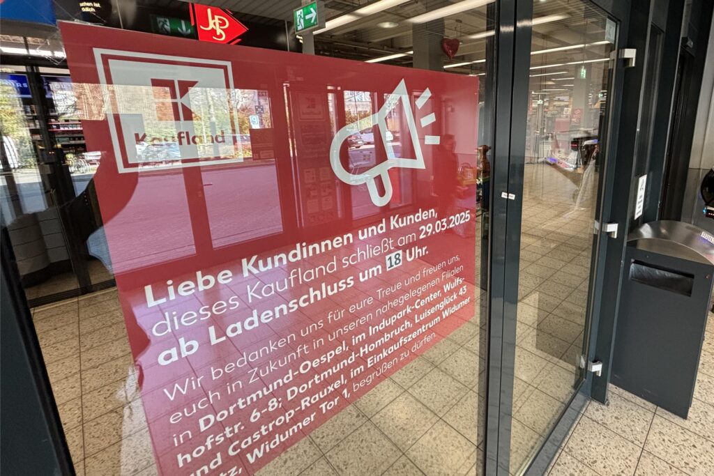 Informationsplakat an einer Glasscheibe im Eingangsbereich des Kaufland-Marktes in Mengede. Informationsplakat an einer Glasscheibe im Eingangsbereich des Kaufland-Marktes in Mengede.