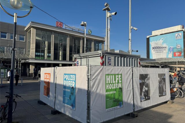 Der Videobeobachtungscontainer der Polizei steht sehr zentral auf dem Bahnhofsvorplatz.