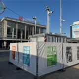 Der Videobeobachtungscontainer der Polizei steht sehr zentral auf dem Bahnhofsvorplatz.