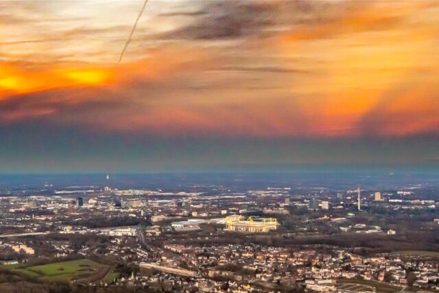 Glutroter Abendhimmel über der Skyline von Dortmund.