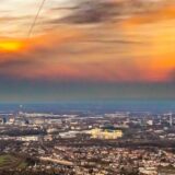 Glutroter Abendhimmel über der Skyline von Dortmund.