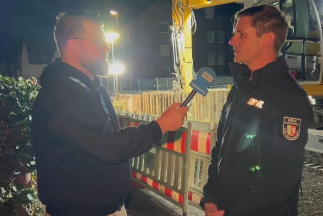 Einsatzleiter Arne Brinkmann-Walter berichtet von den Schwierigkeiten beim Entschärfen der Bombe in Lünen.
