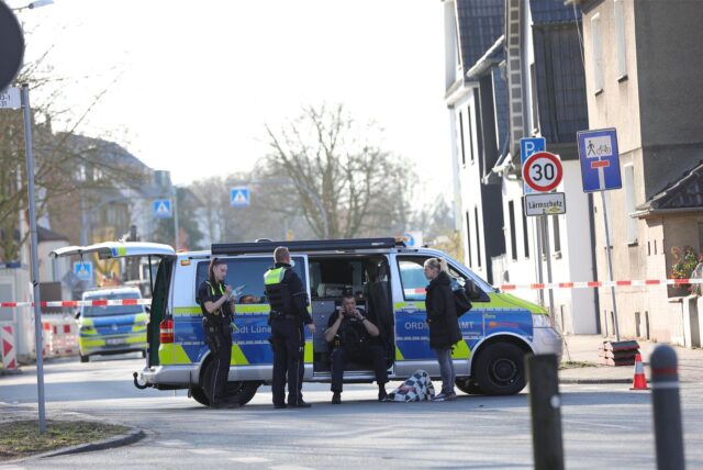 Großeinsatz für Polizei, Ordnungsamt und Rotes Kreuz: In Lünen muss am Donnerstagabend (20.) eine Bombe entschärft werden.