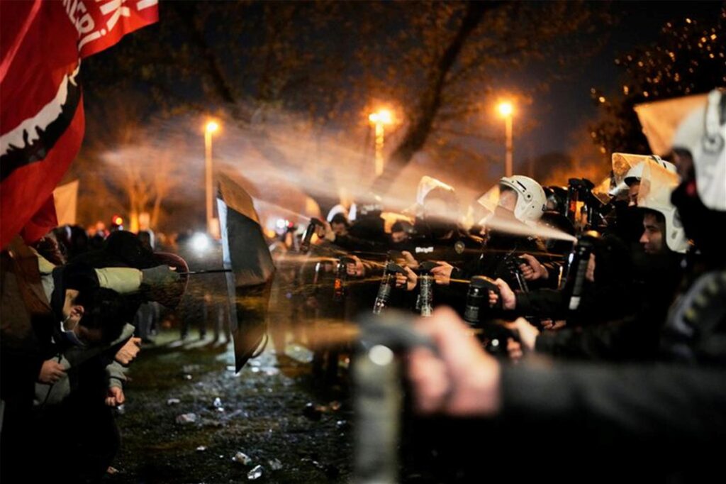 Beamte der Bereitschaftspolizei setzen bei Zusammenstößen mit Menschen Tränengas ein, als diese gegen die Verhaftung des Istanbuler Bürgermeisters Ekrem Imamoglu protestieren.