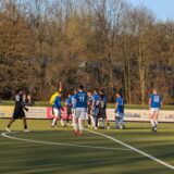 Ein Schiedsrichter zeigt einem Fußballer die Gelb-Rote Karte.