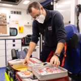 Ein Rettungssanitäter überprüft die Ausstattung im Rettungswagen.