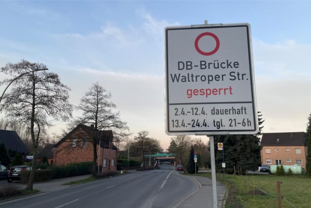 Schild mit Informationen zur Brückensperrung