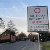 Schild mit Informationen zur Brückensperrung