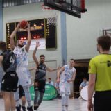 Jonah Bredt geht zum Korb hoch.
