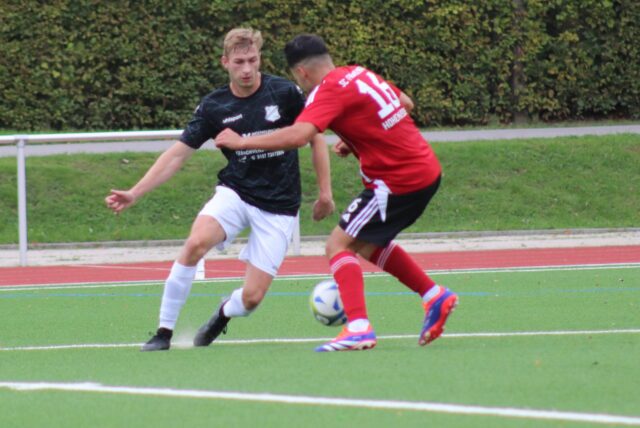 Zwei Spieler des SV Frömern und des SC Fröndenberg-Hohenheide liefern sich einen Zweikampf.