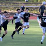 Spieler des BV Brambauer kämpfen um den Ball.
