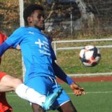 Mohamed Barry im Zweikampf mit einem Gegenspieler vom TuS Holzen-Sommerberg.