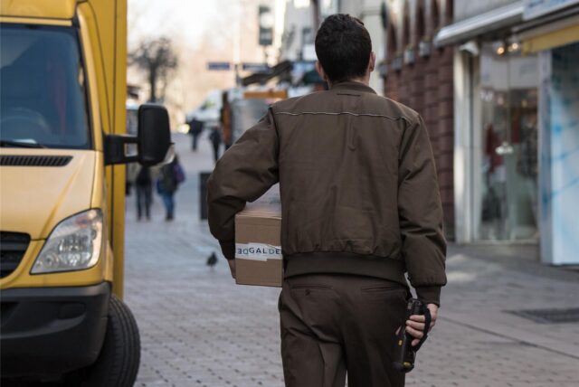 Ein Paketzusteller parkt seinen Wagen in einer Fußgängerzone, um einen Empfänger aufzusuchen. Dieses Bild symbolisiert auch den Alltag in Unnas Innenstadt.