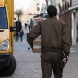 Ein Paketzusteller parkt seinen Wagen in einer Fußgängerzone, um einen Empfänger aufzusuchen. Dieses Bild symbolisiert auch den Alltag in Unnas Innenstadt.