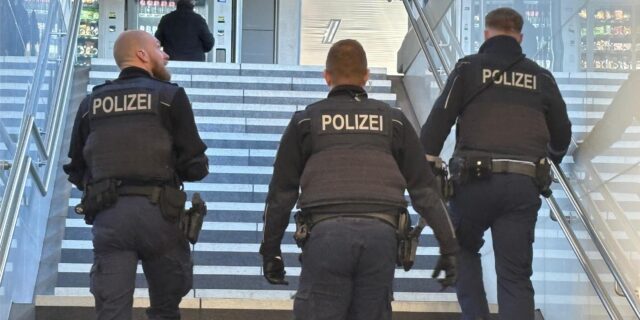 Beamte der Bundespolizei am Dortmunder Hauptbahnhof.