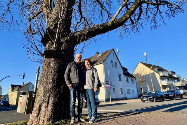 Zwei Menschen vor der alten Kastanie an der Lichtendorfer Straße.