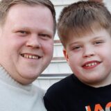 Vater Kai Brandt (links) neben seinem Sohn Oscar. Es ist ein Porträt der beiden.