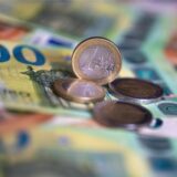 Geldscheine mit dem Wert von 100 und 50 Euro und Münzen liegen auf einem Tisch.