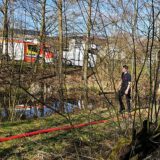 Feuerwehrleute legen einen Schlauch zu einem Tümpel im Wald.