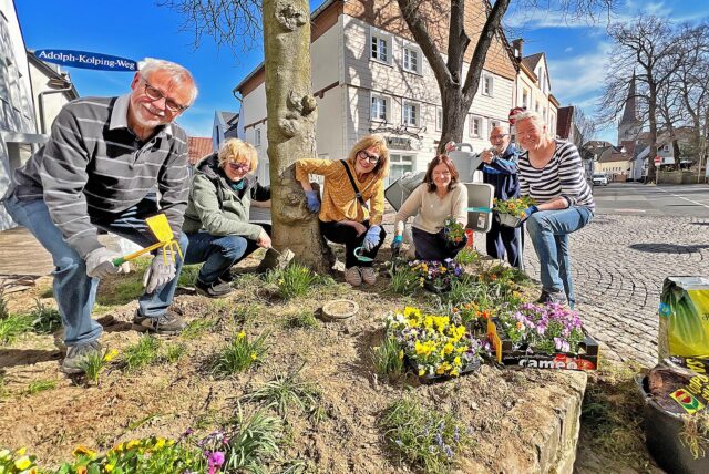 Die VHS-Gruppe Stadtklima griff zum Gartengerät, um eine hochgelegte Baumscheibe im Klosterviertel zu bepflanzen. Hornveilchen und Lilien wachsen dort nun.