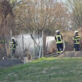 Hinter einem Firmensitz brannte eine Grünfläche.