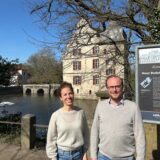 Mireta Freifrau zu Knyphausen und Felix Freiherr zu Knyphausen stehen an der Stelle, an der die Baubrücke zum Schloss entstehen soll.