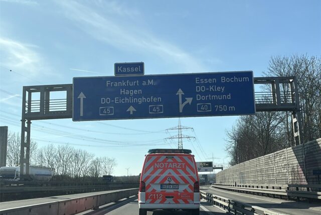 Strikt abgetrennt und verengt sind die Fahrspuren der A45 im Bereich der Brücke über die Martener Straße.