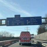 Strikt abgetrennt und verengt sind die Fahrspuren der A45 im Bereich der Brücke über die Martener Straße.
