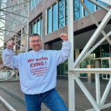 Oliver Stens noch einmal in Jubelpose und Eving-T-Shirt vor dem Rathaus.