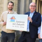 Christian Vöcks und Florian Hübner nehmen das Zertifikat aus den Händen von Detlef Schönberger und Laura Knäpper entgegen.