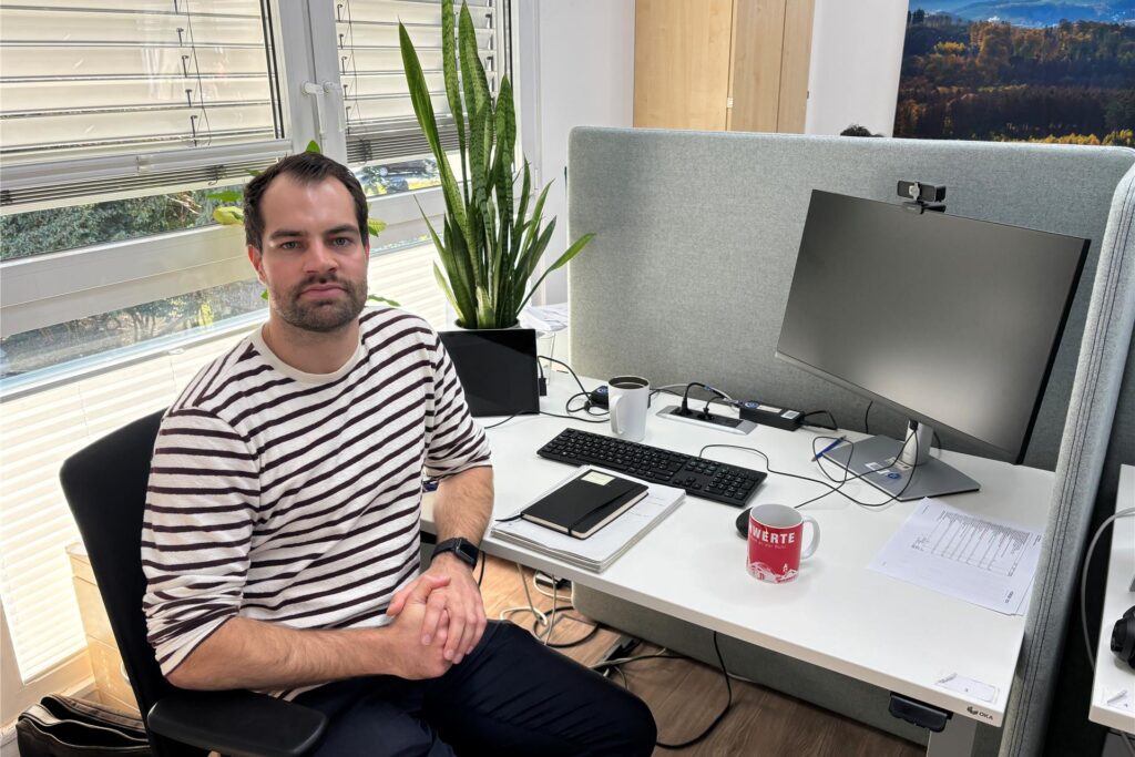 Florian Hübner ist seit Juli 2020 Umwelt- und Klimaschutzbeauftragter bei der Stadt Schwerte. Hier sitzt er in seinem Büro. Florian Hübner ist seit Juli 2020 Umwelt- und Klimaschutzbeauftragter bei der Stadt Schwerte. Hier sitzt er in seinem Büro.