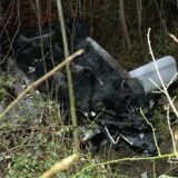Nach einem Unfall liegt ein silberner PKW in einer Böschung auf dem Dach.