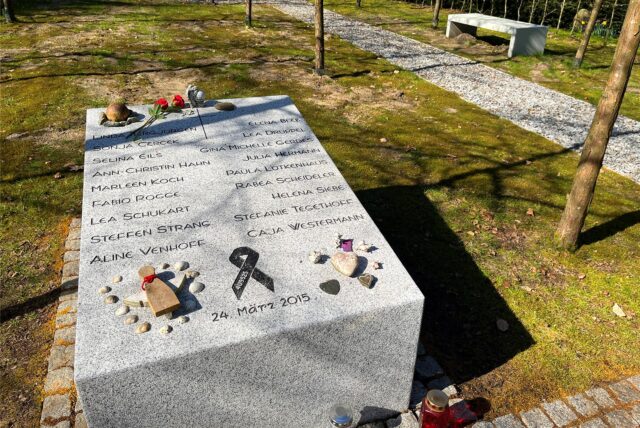 Der Gedenkstein auf dem Sundernfriedhof in Haltern mit den Namen der Opfer des Germanwings-Absturzes.